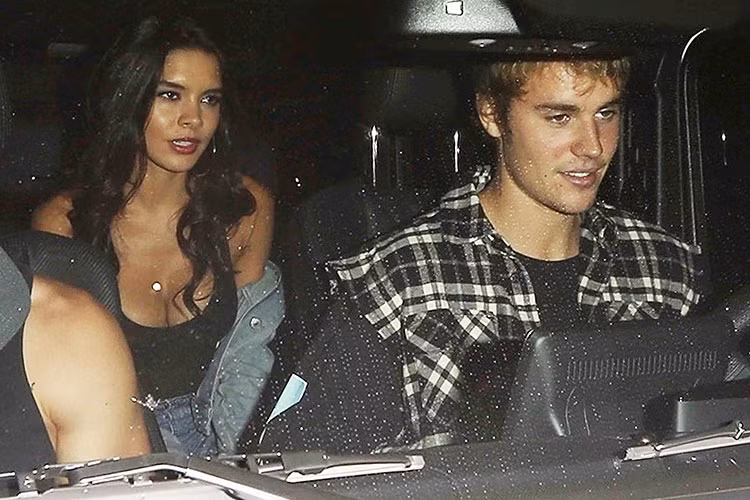 Ngoài Selena, không ít bóng hồng vây quanh Justin. Paola Paulin là một trong số đó. Cô bị bắt gặp đi ăn tối cùng Justin vào tháng 10/2017.