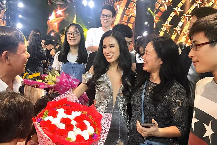 BTV Tuyết Trang dừng chân ở Top 15 chung cuộc tại cuộc thi Hoa hậu Hoàn vũ Việt Nam 2017. Ảnh: FBNV