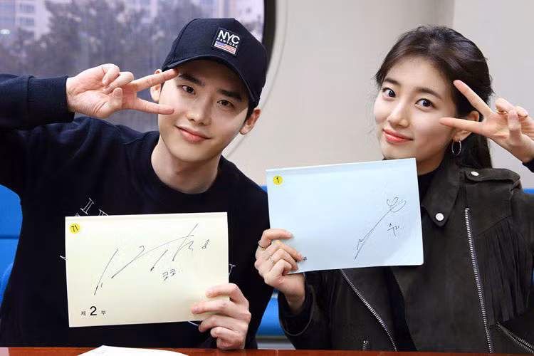 Suzy cũng từng vướng tin đồn tình cảm với bạn diễn Lee Jong Suk vào năm 2018. Trong khi Suzy giữ im lặng, Lee Jong Suk khẳng định anh từng có từng tình cảm với Suzy khi quay phim. Ảnh: Allkpop