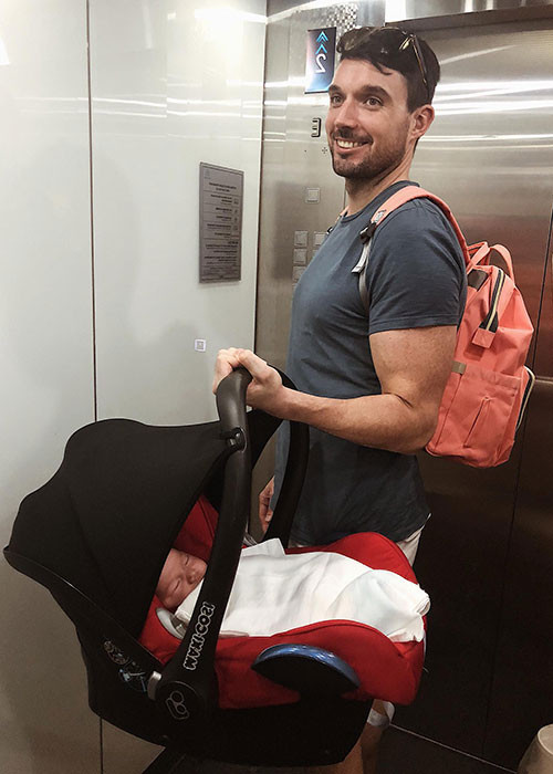 Hình ảnh con gái Hà Anh được bố đưa đi chơi.