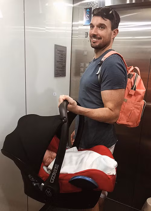 Hình ảnh con gái Hà Anh được bố đưa đi chơi.