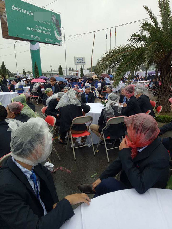 Các khách mời trùm áo mưa, đội nilon, cầm ô che... khi tham dự một tiệc cưới ngoài trời ở Hưng Yên năm 2017.