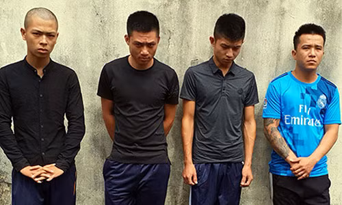 Nhóm của Tú tại cơ quan điều tra. Ảnh: Công an cung cấp.