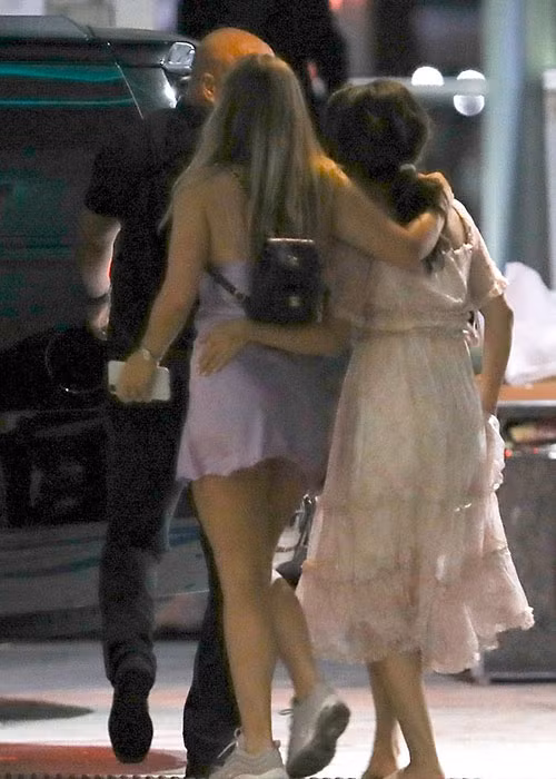 Hình ảnh nữ ca sĩ đi cùng một người bạn khi tiệc sinh nhật kết thúc.