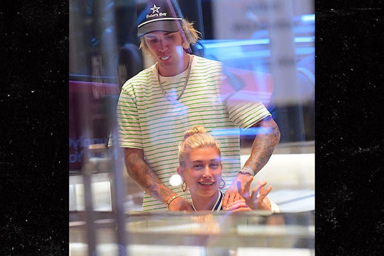 Trước đó, Justin và Hailey đã ghé qua một cửa hàng đồ trang sức. Trong ảnh, Justin ân cần mát xa vai cho bạn gái.