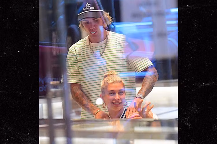 Trước đó, Justin và Hailey đã ghé qua một cửa hàng đồ trang sức. Trong ảnh, Justin ân cần mát xa vai cho bạn gái.