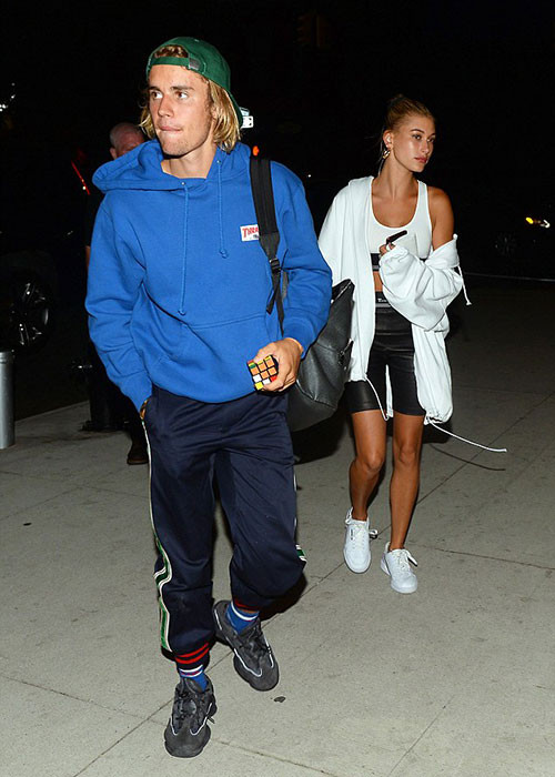 Hình ảnh giọng ca "Baby" đi ăn tối cùng vợ sắp cưới.