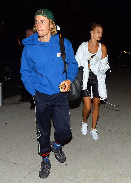 Hình ảnh giọng ca "Baby" đi ăn tối cùng vợ sắp cưới.