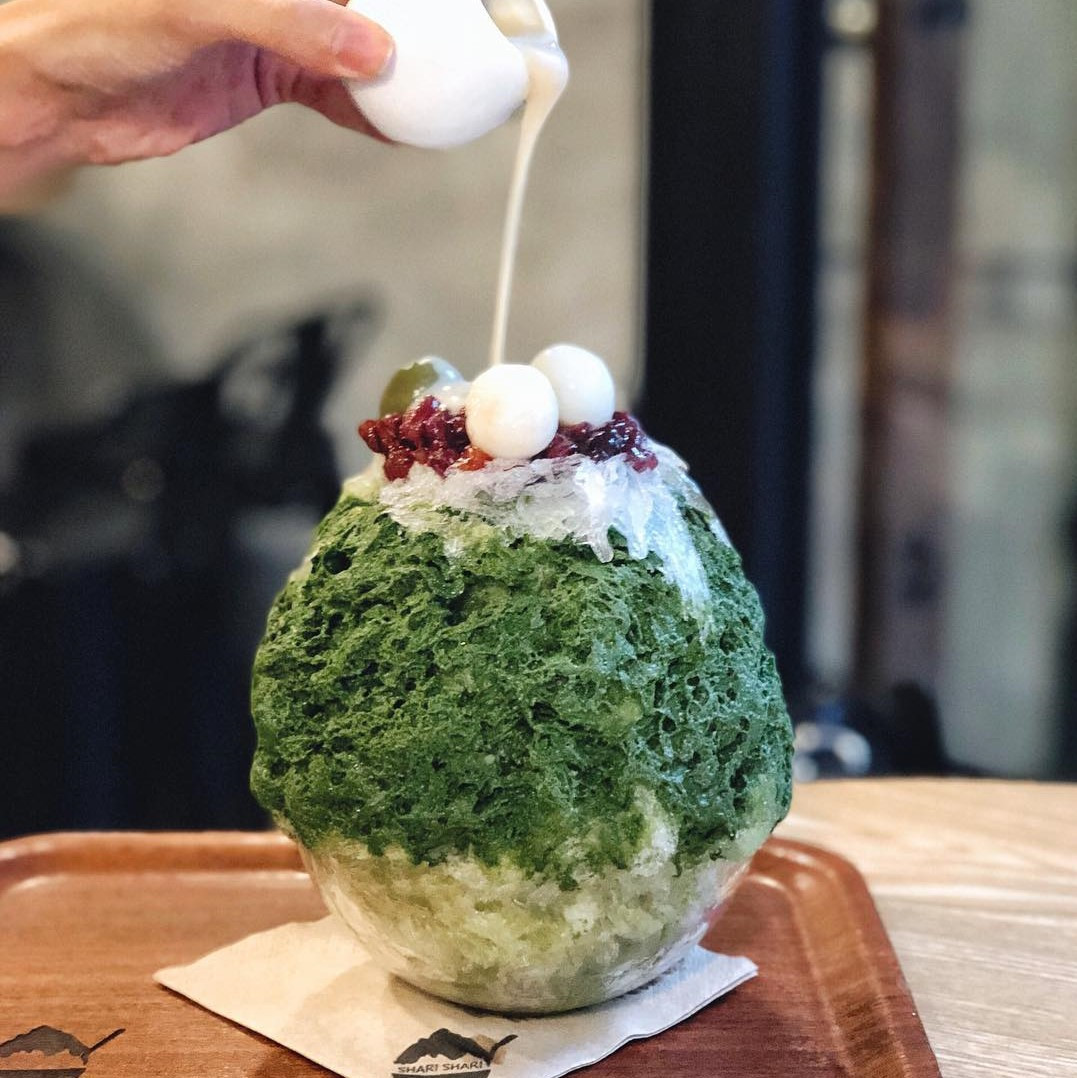 Kakigori (Nhật Bản): Đặc trưng của Kakigori là phần đá bào được lấy từ tuyết ở các vùng núi của Nhật. Tuy nhiên, với mức độ phổ biến rộng rãi hiện nay, người ta đã thay thế phần tuyết này bằng đá tinh khiết. Kakigori mang hương vị của các loại siro như dâu, nho, trà xanh với topping từ trái cây và kem tươi. Điểm đặc biệt của món ăn này là có một viên bánh nếp của Nhật rưới thêm sữa đặc. Ảnh: @thisgirlaboard, @huamaokakigori.