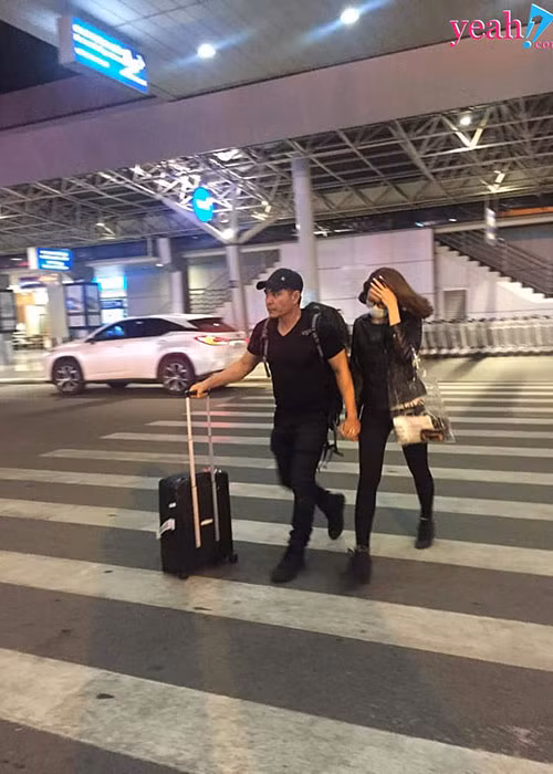 Cư dân mạng hiện truyền nhau loạt ảnh Trung Dũng - Thúy Ngân nắm chặt tay nhau tại sân bay. Ảnh: Infonet