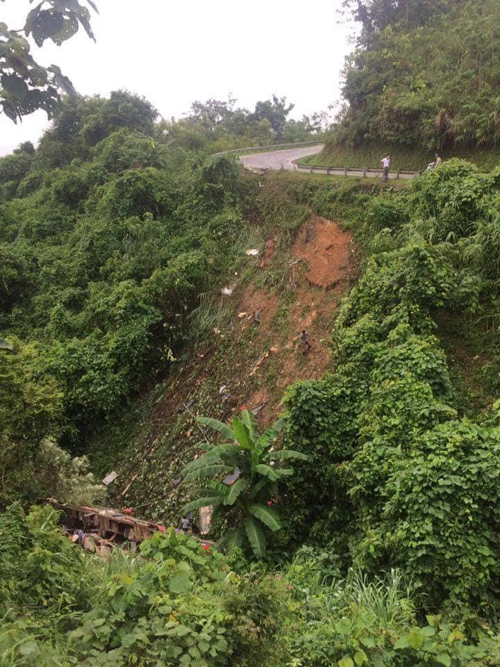 Xe khach roi xuong vuc o Cao Bang: Da co 4 nguoi chet, 15 nguoi bi thuong-Hinh-3