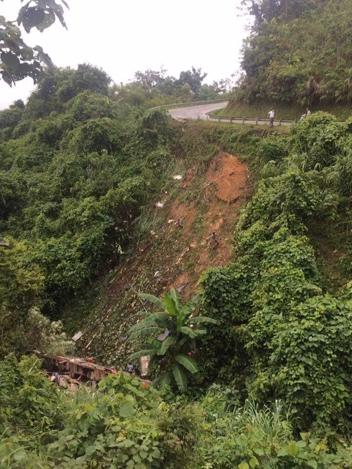 Xe khach roi xuong vuc o Cao Bang: Da co 4 nguoi chet, 15 nguoi bi thuong-Hinh-3