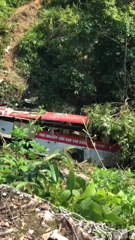 Xe khach roi xuong vuc o Cao Bang: Da co 4 nguoi chet, 15 nguoi bi thuong-Hinh-2