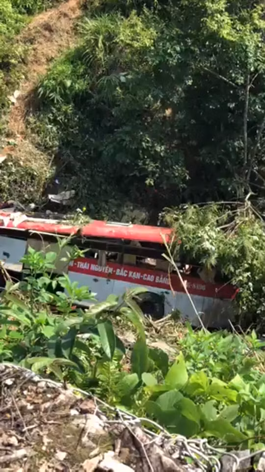 Xe khach roi xuong vuc o Cao Bang: Da co 4 nguoi chet, 15 nguoi bi thuong-Hinh-2