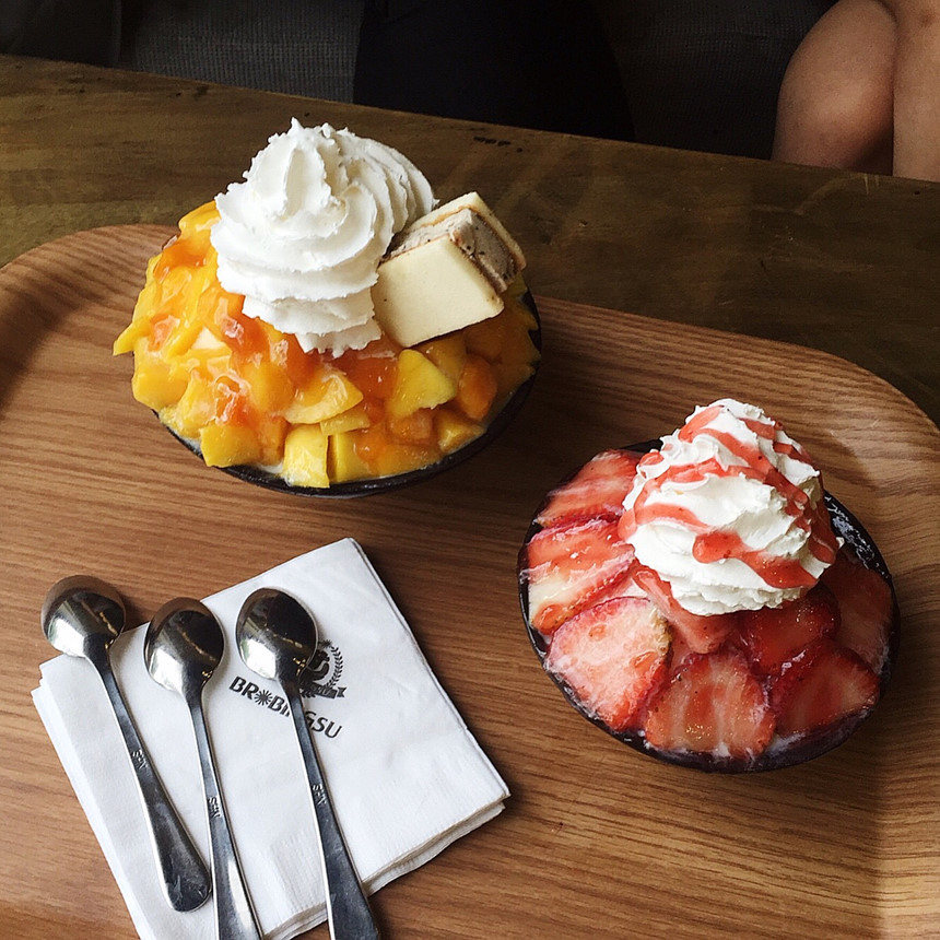 Ở Hà Nội, bạn có thể dễ dàng tìm thấy Patbingsu tại các cửa hàng cà phê, đồ ăn nhanh. Một số địa điểm cho bạn lựa chọn như Brobingsu (Bà Triệu), Okbingsul (Mipec Tower), Noble Moment (Hoàng Ngân)… Giá của món đá bào này khoảng 60.000-80.000 đồng/cốc. Ảnh: @cafoody.