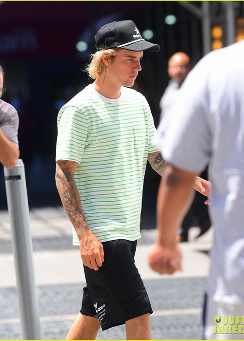 Justin hiện tỏ ra rất nghiêm túc trong mối quan hệ với Hailey. Ảnh: Justjared