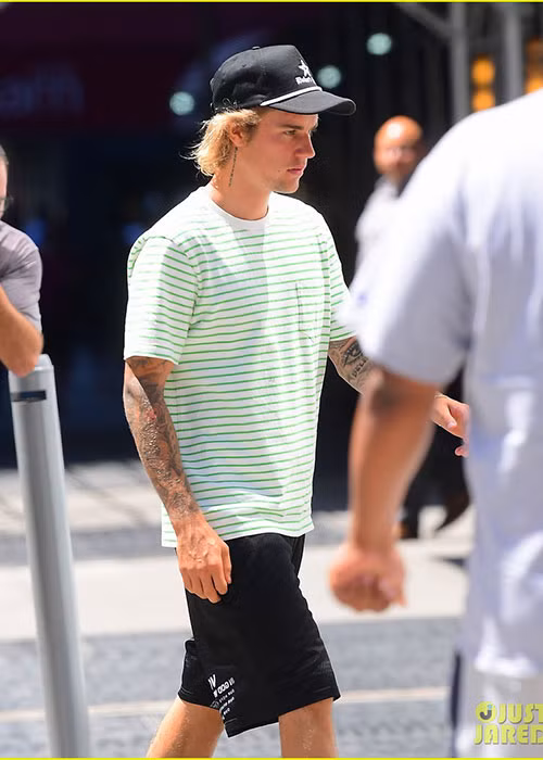 Justin hiện tỏ ra rất nghiêm túc trong mối quan hệ với Hailey. Ảnh: Justjared