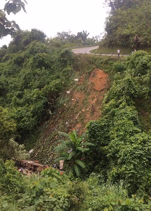 Xe khách lao xuống vực sâu khoảng 30 m - Ảnh: OF.FB