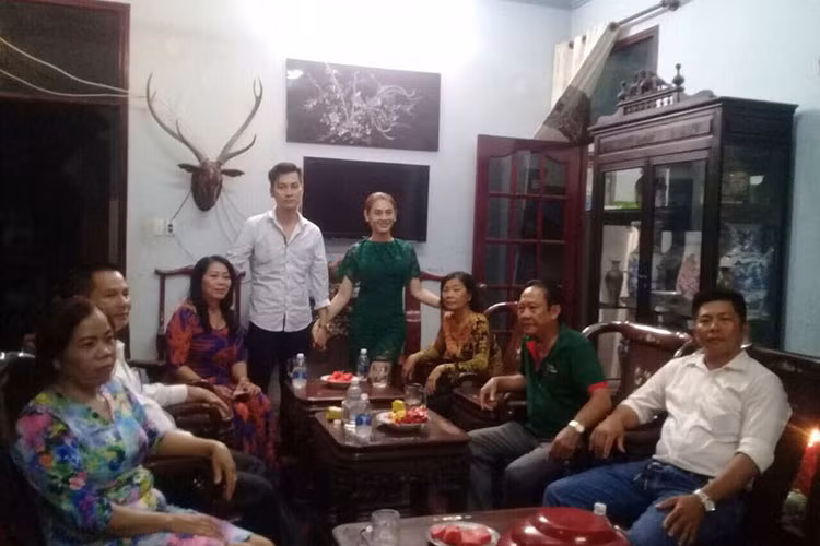 Mẹ chồng của Lâm Khánh Chi nhận ra rằng cô con dâu chuyển giới của mình cũng chỉ là một người phụ nữ đáng thương đã trải qua nhiều đau đớn để trở thành một người phụ nữ bình thường. Ảnh: FBNV