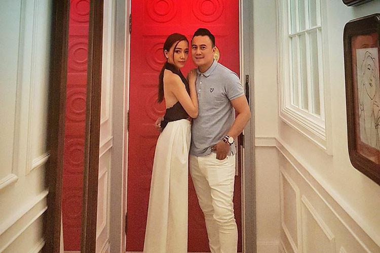 Nữ ca sĩ kiêm diễn viên được bạn trai chiều chuộng, luôn bên cạnh.