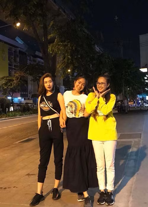 Hình ảnh bộ ba nữ diễn viên phim "Gạo nếp gạo tẻ" thân thiết ngoài đời gây chú ý.