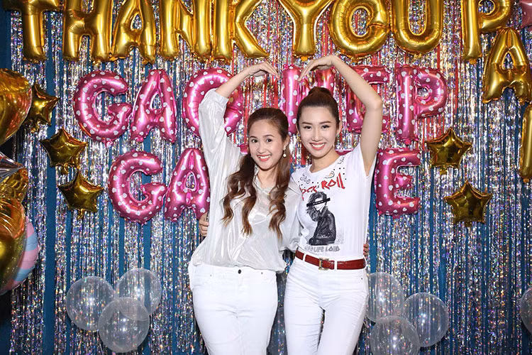 Kể về kỷ niệm khi đi quảng bá phim, Phương Hằng tiết lộ vì cô không ăn được các loại thức ăn có da trơn như lươn, ếch nên Thúy Ngân đã lột hết lớp da bên ngoài cho cô.