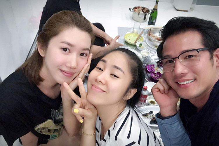 Hân và Hương của "Gạo nếp gạo tẻ" thường xuyên tụ tập ăn uống tại nhà.