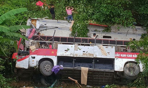 Hiện trường kinh hoàng xe khách giường nằm lao vực ở Cao Bằng - Ảnh: Otofun