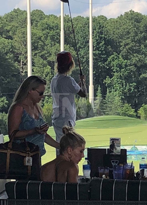 Hình ảnh Justin đánh golf bên Hailey.