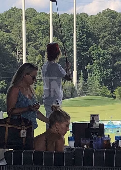 Hình ảnh Justin đánh golf bên Hailey.