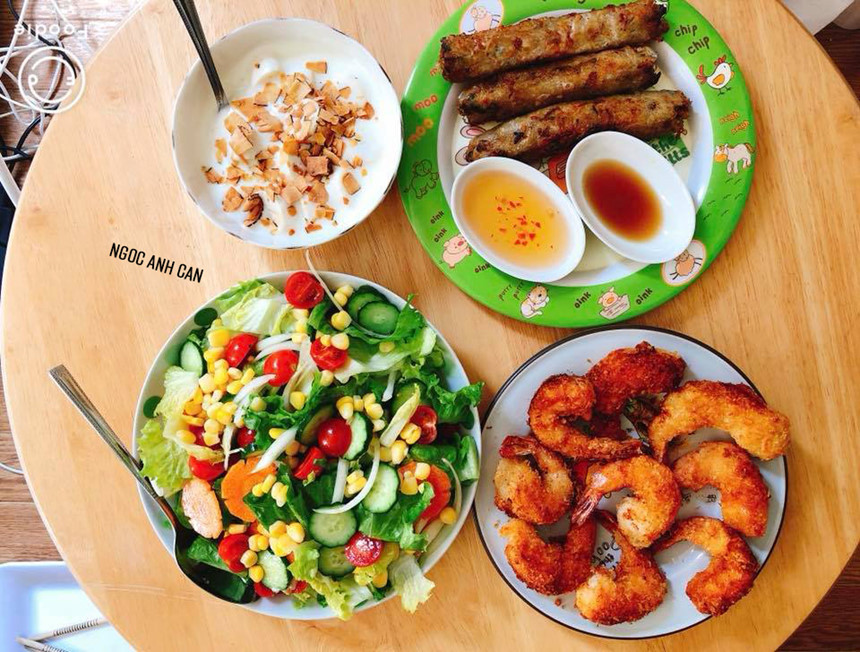 Thực đơn 11: Tôm tẩm bột chiên xù, nem rán, salad rau tổng hợp. Sữa chua chuối - dừa khô ăn tráng miệng.