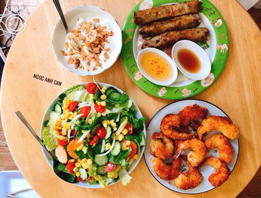 Thực đơn 11: Tôm tẩm bột chiên xù, nem rán, salad rau tổng hợp. Sữa chua chuối - dừa khô ăn tráng miệng.