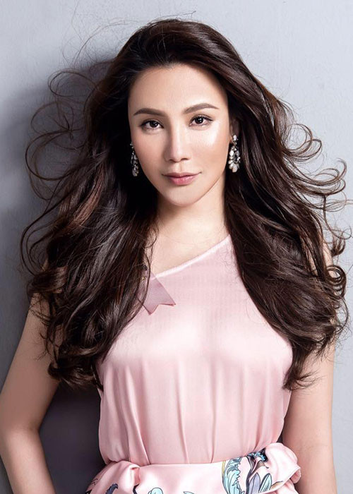 Năm 2011, Hồ Quỳnh Hương bị trượt danh hiệu nghệ sĩ ưu tú. Trong đợt xét tặng năm nay, dù từng giành được nhiều huy chương, giải thưởng, nữ ca sĩ tiếp tục trượt danh hiệu này. Ảnh: FBNV