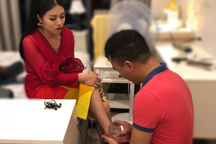 Hoàng Linh “Chúng tôi là chiến sĩ” được bạn trai chăm sóc.