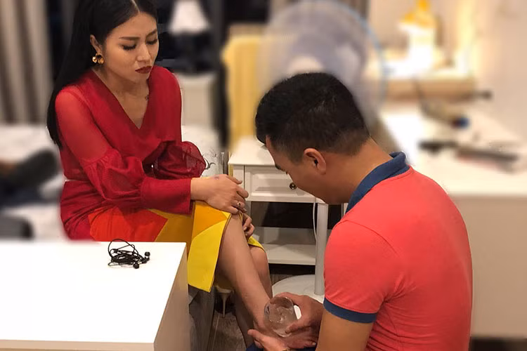 Hoàng Linh “Chúng tôi là chiến sĩ” được bạn trai chăm sóc.