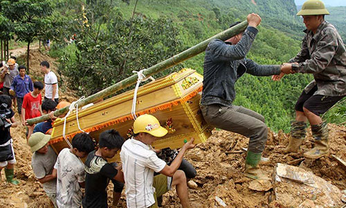 Hàng chục thanh niên thay phiên nhau khiêng.