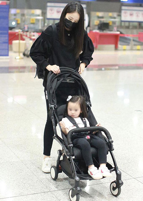 Cao Vân Tường - Đổng Tuyền kết hôn vào năm 2011. 5 năm sau đám cưới, cặp đôi chào đón con gái đầu lòng gia nhập tổ ấm của mình. Ảnh: Sina