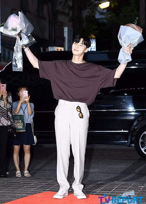 Nam diễn viên phim "Thư ký Kim sao thế" vui vẻ xuất hiện sau tin đồn hẹn hò bạn diễn. Ảnh: Tvreport