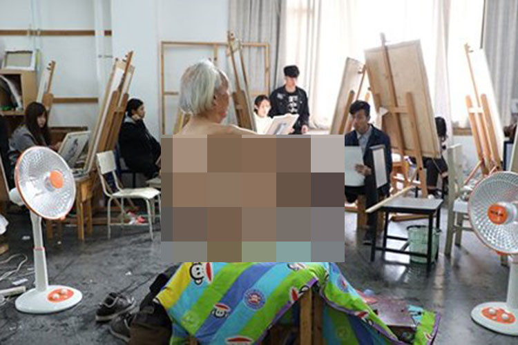 Ông Vương cho rằng công việc làm người mẫu nude không có gì đáng xấu hổ. Để theo đuổi công việc này, ông đã lựa chọn sống một mình. Ảnh: VOV