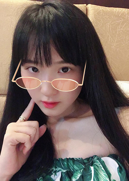 Ngoài đời, người đẹp Hoa hậu Việt Nam 2018 trẻ trung, sành điệu.