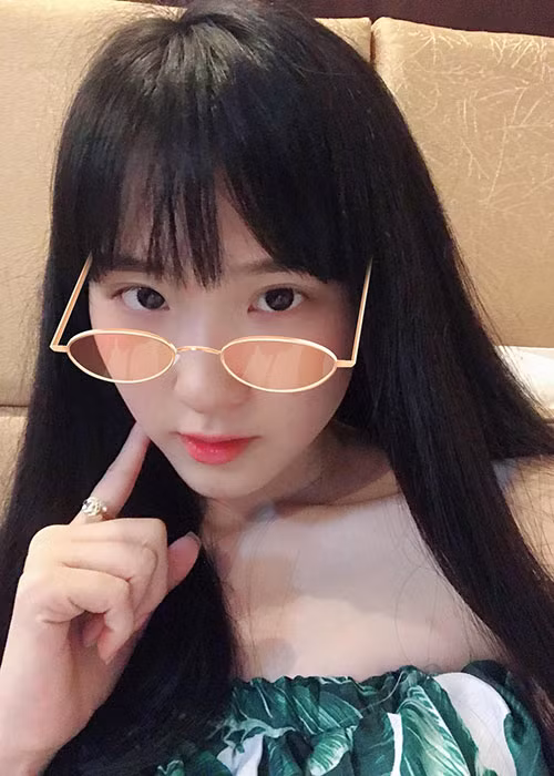 Ngoài đời, người đẹp Hoa hậu Việt Nam 2018 trẻ trung, sành điệu.