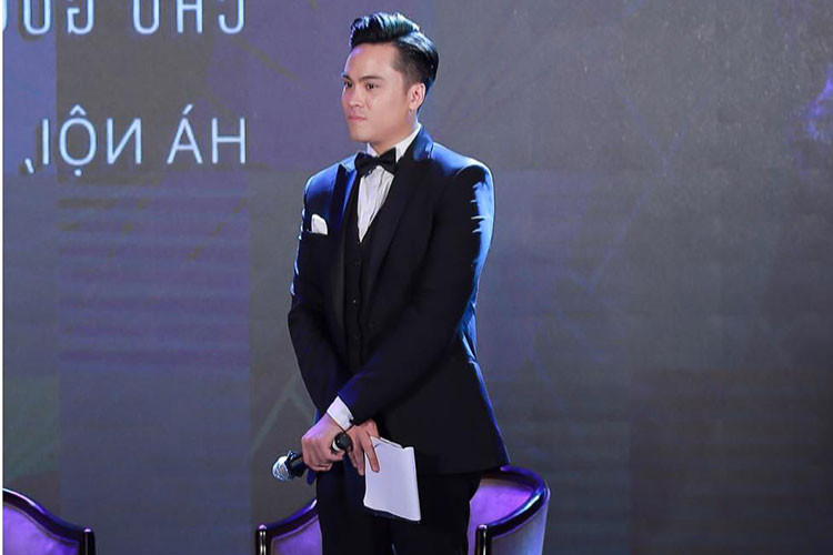 Thái Dũng lịch lãm trên sân khấu trong vai trò MC.