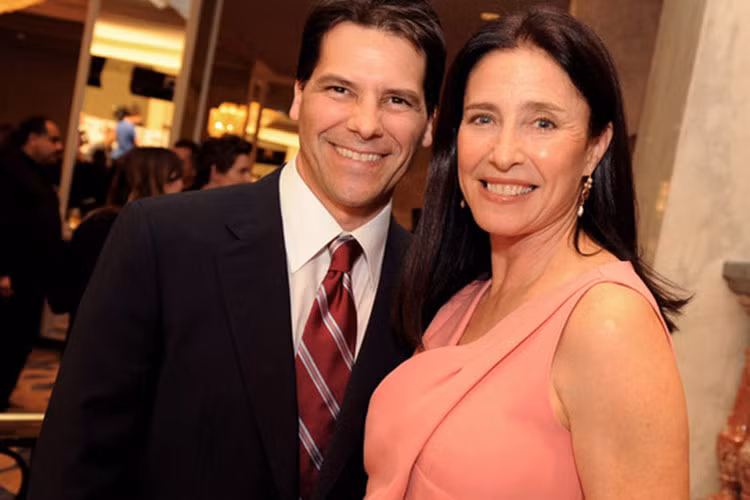 Năm 1990, vợ cũ của Tom Cruise sống chung với nhà sản xuất Chris Ciaffa. Đến năm 2003, hai người mới kết hôn. Hiện tại, Mimi và Chris có 2 người con chung. Ảnh: Zimbio