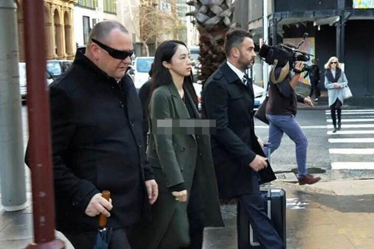 Mỗi khi đến tòa dự phiên xử của chồng, Đổng Tuyền đi cùng vệ sĩ. Ảnh: Ifeng