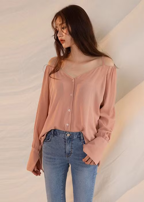 Áo trễ vai giúp con gái tôn lên làn da trắng, chiếc cổ cao và bờ vai mong manh, trông nữ tính, quyến rũ hơn hẳn.