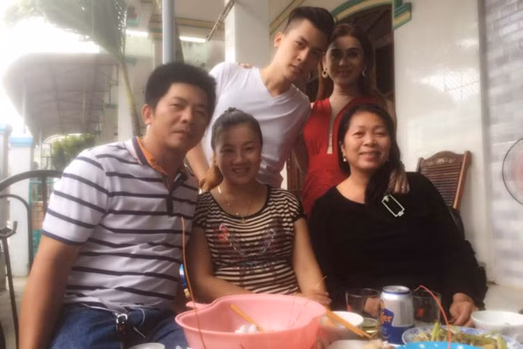 Sau khi kết hôn, nữ ca sĩ Lâm Khánh Chi không ở gần bố mẹ chồng ở Long Hải bởi nghề nghiệp ca sĩ phải ở trung tâm để biểu diễn. Sống hiện đại, tình cảm, mẹ chồng của Lâm Khánh Chi thông cảm với con dâu. Ảnh: FBNV