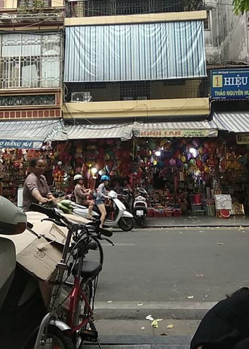 Nhiều khu vực khác tại Hà Nội được nhiều người xác nhận như khu vực phố cổ, Long Biên, Hà Đông... cũng trong tình trạng tương tự, trời nhiều mây nhưng chưa mưa, không khí oi bức, ngột ngạt. (Ảnh: Gia Bảo)