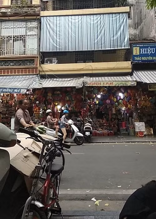 Nhiều khu vực khác tại Hà Nội được nhiều người xác nhận như khu vực phố cổ, Long Biên, Hà Đông... cũng trong tình trạng tương tự, trời nhiều mây nhưng chưa mưa, không khí oi bức, ngột ngạt. (Ảnh: Gia Bảo)