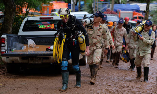 Thợ lặn người Anh và lực lượng cứu hộ ngoài cửa hang. Ảnh: BBC