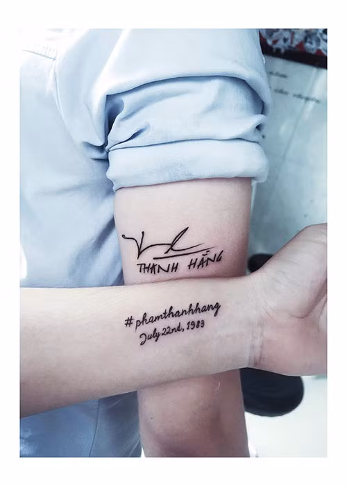 Fans xăm hình tên của thần tượng, Thanh Hằng xúc động: “Quà sinh nhật thật sớm! Các em quá can đảm và khiến chị xúc động, tuy đây không phải lần đầu. Nhưng có thể nào đừng làm da thịt đau thêm nữa được không em”.